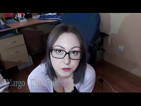 ❤️ 性感的眼镜女孩在镜头前深深地吸吮假阳具 ❤❌ Porn video ❌️